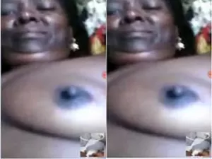 Today Exclusive- Mallu Bhabhi Showing Her boobs and pussy On Video Call