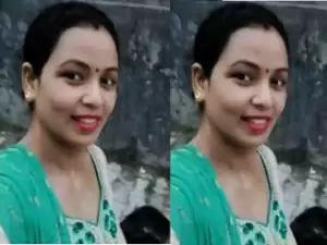 Today Exclusive-Desi Bhabhi Record Her bathing Video For Fans