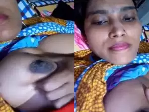 Today Exclusive- Bhabhi Showing Her Boobs