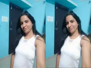 Today Exclusive- Horny Desi Bhabhi Masturbating