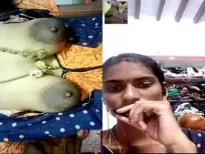 Today Exclusive- Sexy Bhabhi Showing Her Boobs On video Call