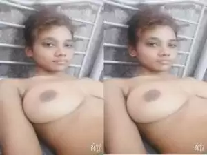 Today Exclusive-Desi girl Showing Her Boobs