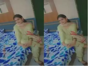 Today Exclusive- Sexy Desi Girl Showing Her Boobs