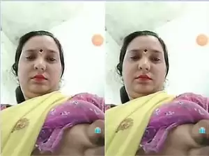 Today Exclusive- Horny Desi Bhabhi Showing Boobs
