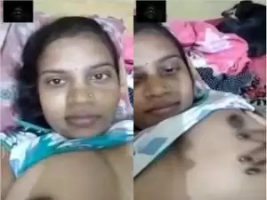 Today Exclusive- Sexy Desi Boudi Showing Her boobs
