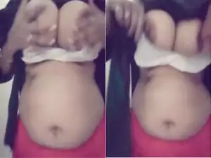Today Exclusive- Sexy Desi Girl Showing Her Big Boobs