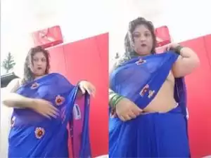Today Exclusive- Super Sexy Des Boudi Boob Visible In Saree