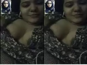 Today Exclusive- Desi girl Showing Her Boobs
