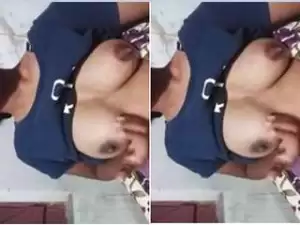 Today Exclusive- Desi Girl Showing her Boobs