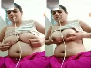 Today Exclusive- Sexy Bhabhi Showing boobs on Video Call