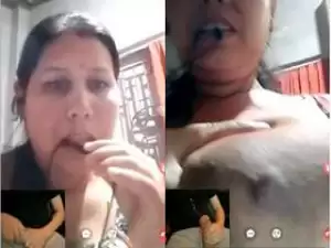 Today Exclusive- Sexy Boudi Showing Her Boobs