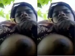 Today Exclusive- Village Bhabhi Showing her Boobs
