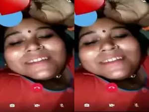 Today Exclusive- Desi Bhabhi Showing her Pussy