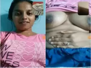 Today Exclusive- Cute Desi Girl Showing Her Boobs