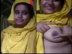Today Exclusive- Desi Girl Showing Her Boobs