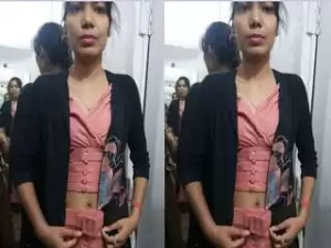 Today Exclusive- Desi Girl Showing Boobs