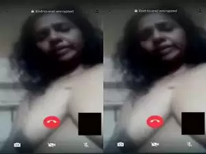 Today Exclusive- Mallu Bhabhi Showing Her Boobs Part 2