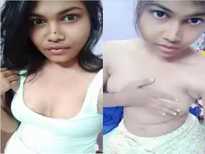 Today Exclusive- Cute Girl Showing Her Boobs