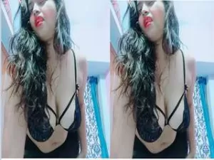 Today Exclusive- Desi Girl Showing Her Big Boobs