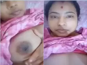 Today Exclusive-Desi Boudi Showing Her boobs