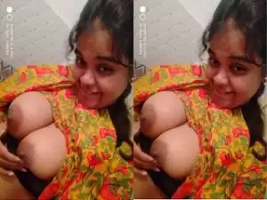 Today Exclusive -Sexy Desi Girl Showing Her Boobs on Video Call