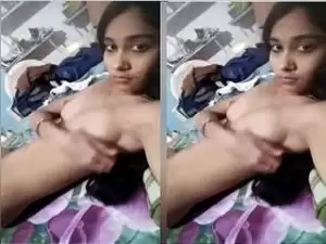 Today Exclusive – Sexy Desi Girl Showing Her Boobs and Fingering