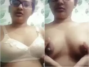 Today Exclusive -Sexy Desi Girl Showing her Boobs