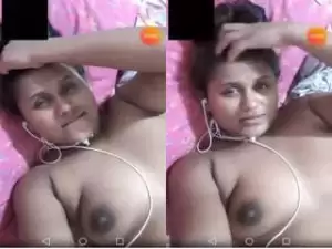 Today Exclusive- Sexy Lankan Bhabhi Showing her Boobs on Video Call Part 1