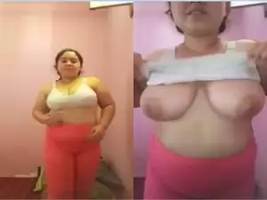 Today Exclusive-Desi Girl Showing Her Big Boobs