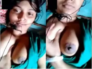 Today Exclusive- Sexy Desi Bhabhi Showing Her Boobs on Video Call