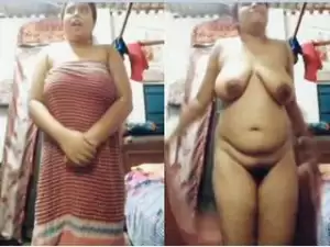 Today Exclusive- Desi Girl Showing her Boobs and Pussy