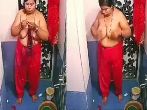 Today Exclusive- Desi Bhabhi Bathing