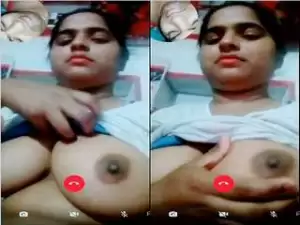 Today Exclusive- Sexy Desi Girl Showing her Boobs on Video Call