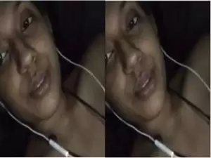 Today Exclusive- Sexy Desi Village Girl Fingerring On VIdeo Call