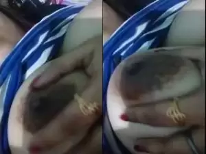 Today Exclusive- Desi Bhabhi Showing Her Boobs