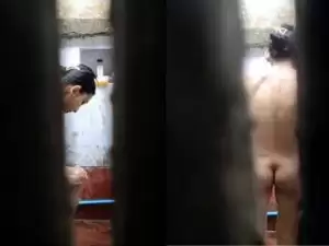 Today Exclusive – Desi Village Girl bathing Record In Hidden Cam