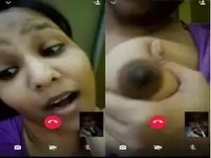 Today Exclusive – Desi Girl Showing Her Boobs