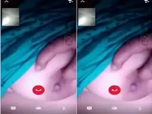 Today Exclusive – Desi Girl Showing her Boobs