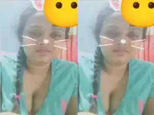 Today Exclusive -Sexy Desi Girl Showing her Boobs