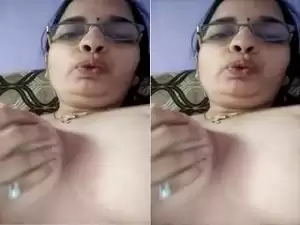 Today Exclusive – Horny Bhabhi Play With Dildo