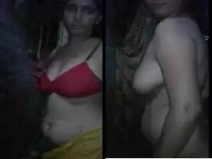 Today Exclusive – Desi Bhabhi Showing Her Boobs Part 1