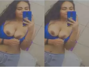 Today Exclusive – Sexy Desi Girl Showing Boobs