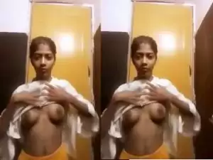 Today Exclusive – Cute Desi Girl Showing Her Boobs