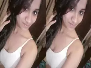 Today Exclusive – Cute Desi Girl Strip Her Cloths and Showing Boobs