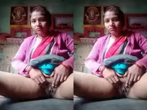 Today Exclusive- Desi Bhabhi Showing Her Pussy