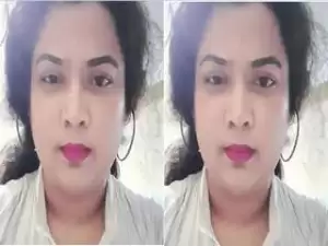 Today Exclusive- Desi GF Showing Her Boobs On Video Call