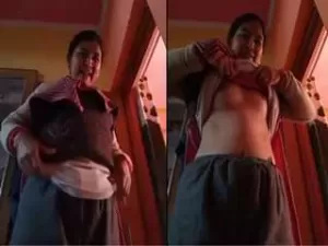 Today Exclusive- Horny Bhabhi Showing her Boobs