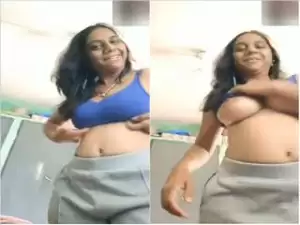 Today Exclusive- Bhabhi Showing Her Boobs on Video Call
