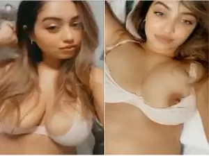 Today Exclusive- Sexy Paki Girl Showing Her Boobs