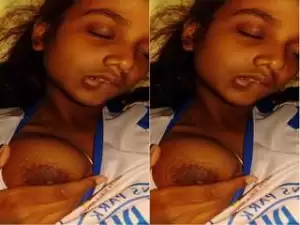 Today Exclusive- Cute Desi Girl Showing Boobs